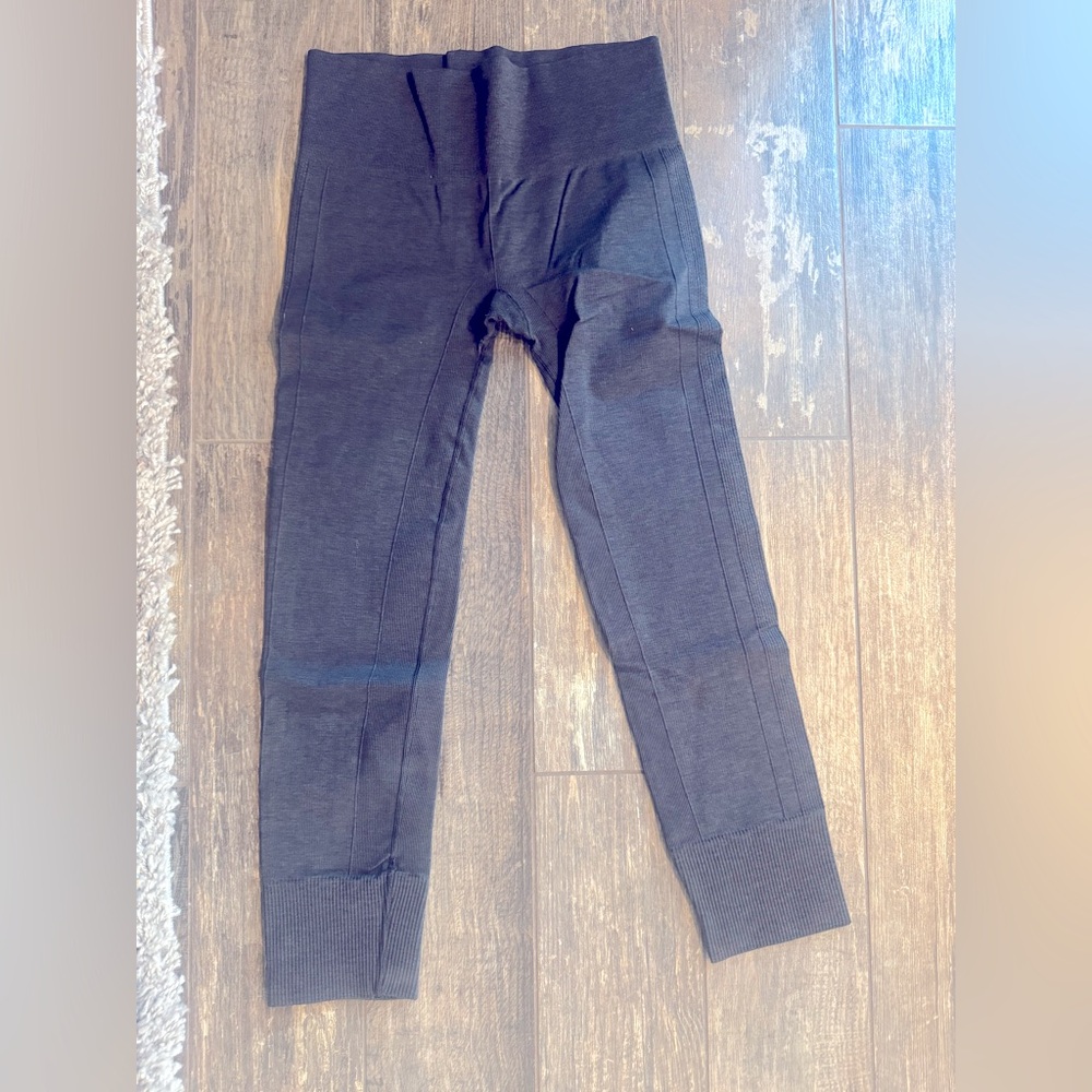 Ribbed Lululemon Leggings - Charcol color - sz 6